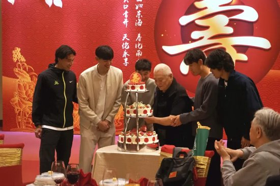 年维泗92岁寿宴:崇明五虎当天往返,徐根宝定调“相聚、感恩、奋斗” 年维泗92岁寿宴:崇明五虎当天往返,徐根宝定调“相聚、感恩、奋斗”