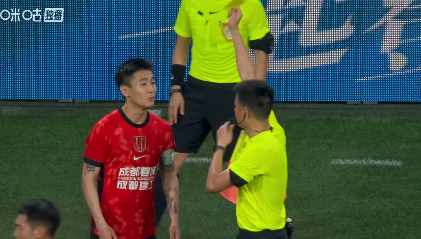 11黄+补时15分钟,李海新争议判罚主导蓉城0-1海港