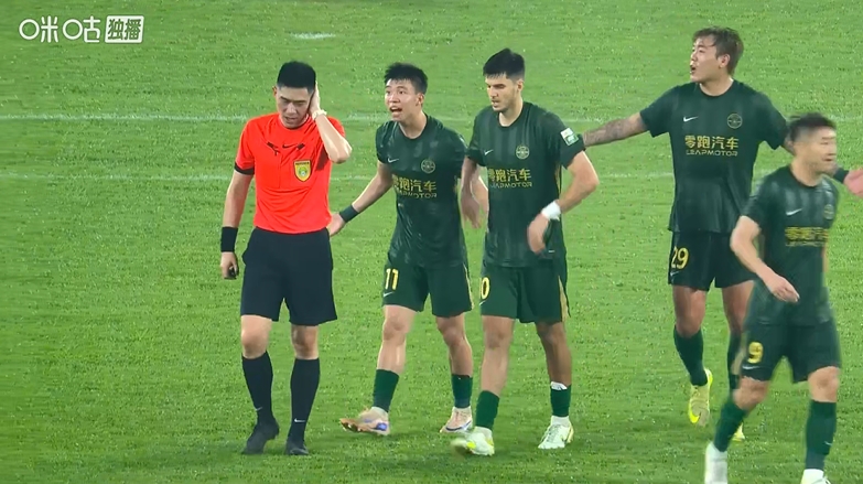 半场哨响VAR介入 浙江角球争议未获点球